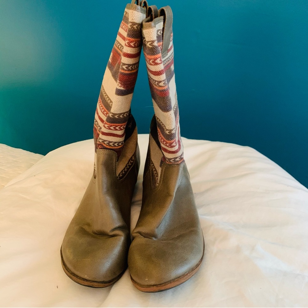 Aztec print boots - Picture 2 of 3